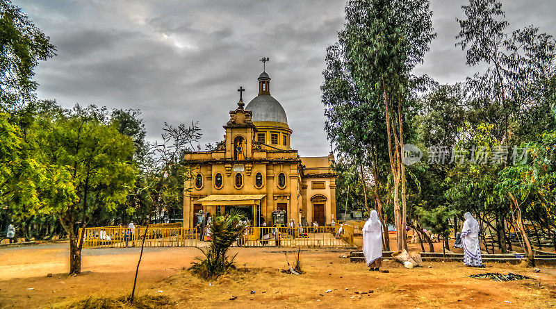 埃塞俄比亚哈拉尔的Ras Makkonen Selassie教堂外